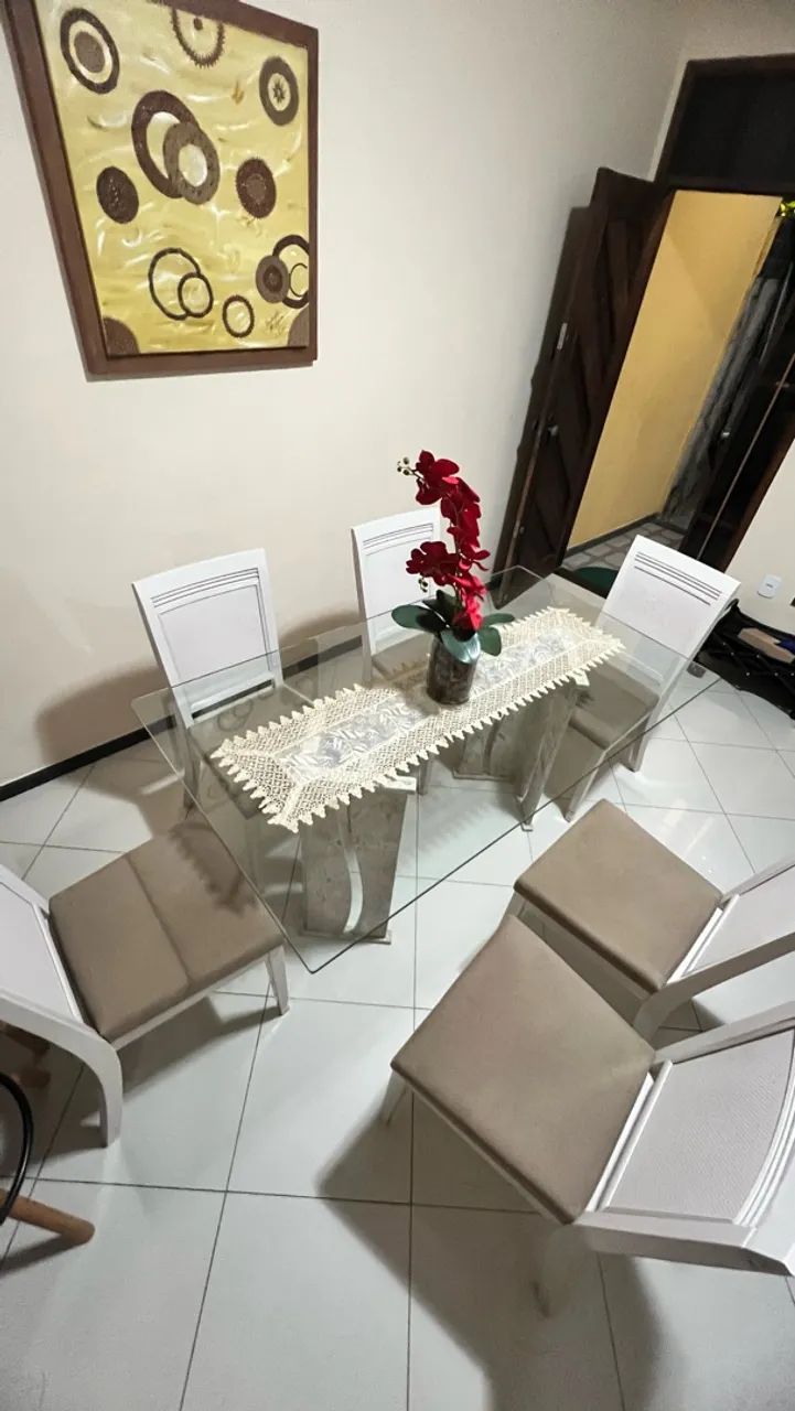 Jogo de mesa com 6 cadeiras 