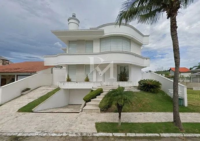 Casa mobiliada com 4 suítes, amplo terreno e área de lazer completa em Jurerê Internaciona