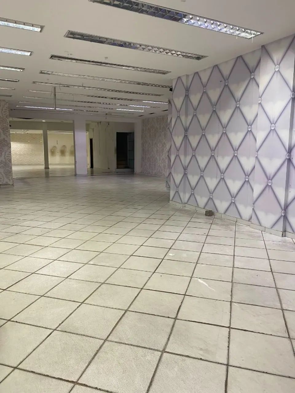 LOJA COMERCIAL NO CENTRO DE ARARUAMA COM 277m2