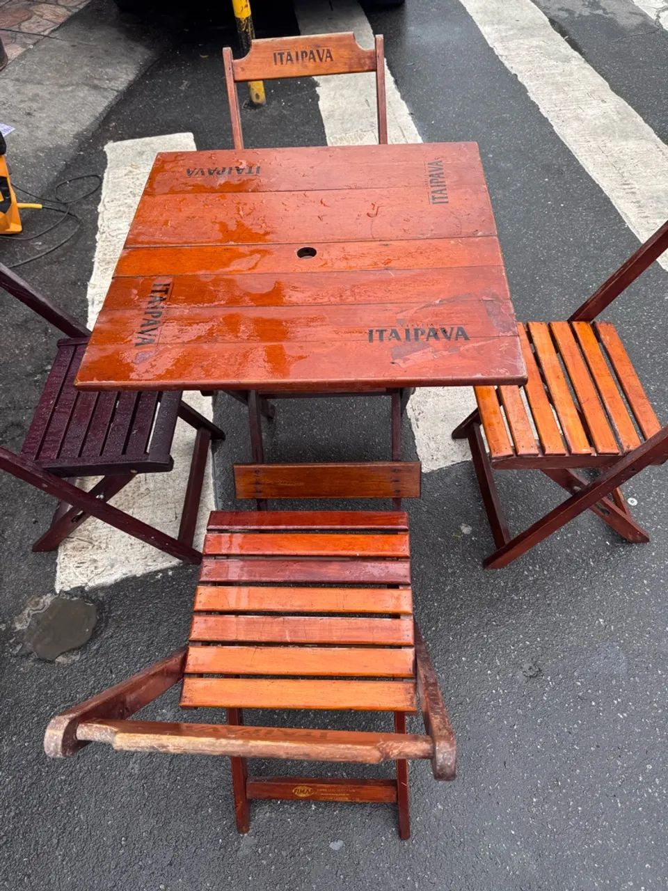 Jogo de mesa com cadeiras maciça 