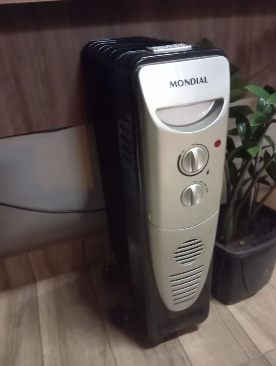 Vendo aquecedor mondial preto/ prata em ótimo estado de conservação 