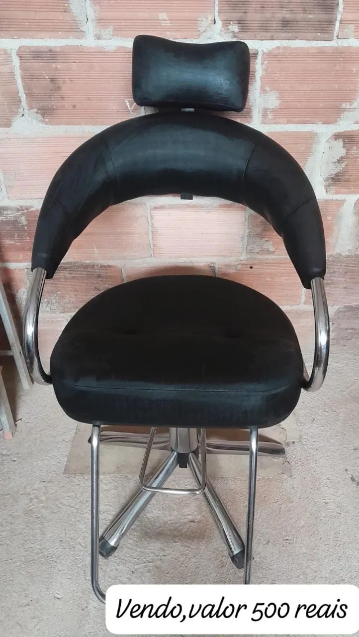 Cadeira para salão em perfeito estado,estofado preto,confortável e moderna.