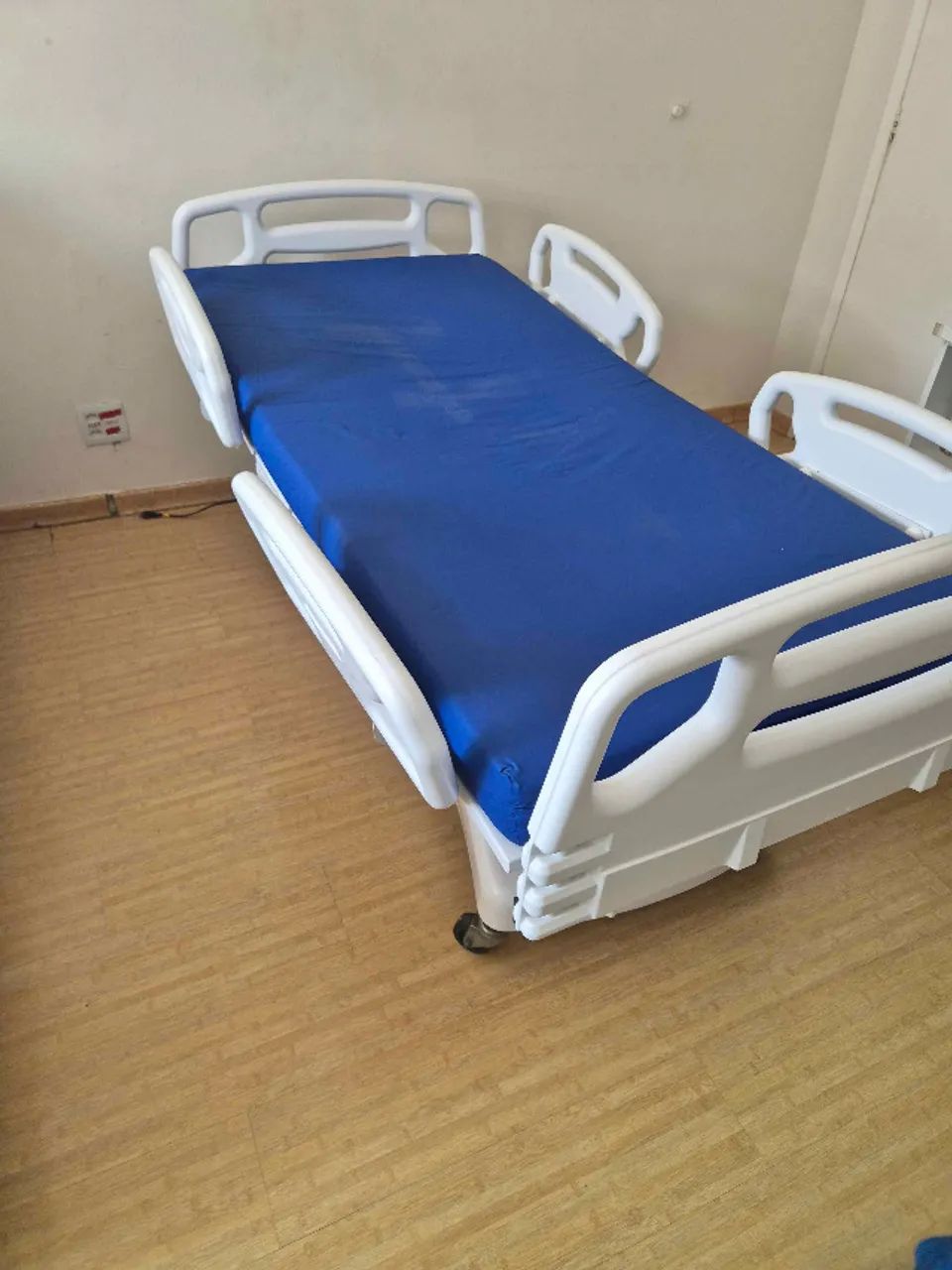  Cama hospitalar elétrica seminova com 5 pontos de regulagens + Colchão Pneumático