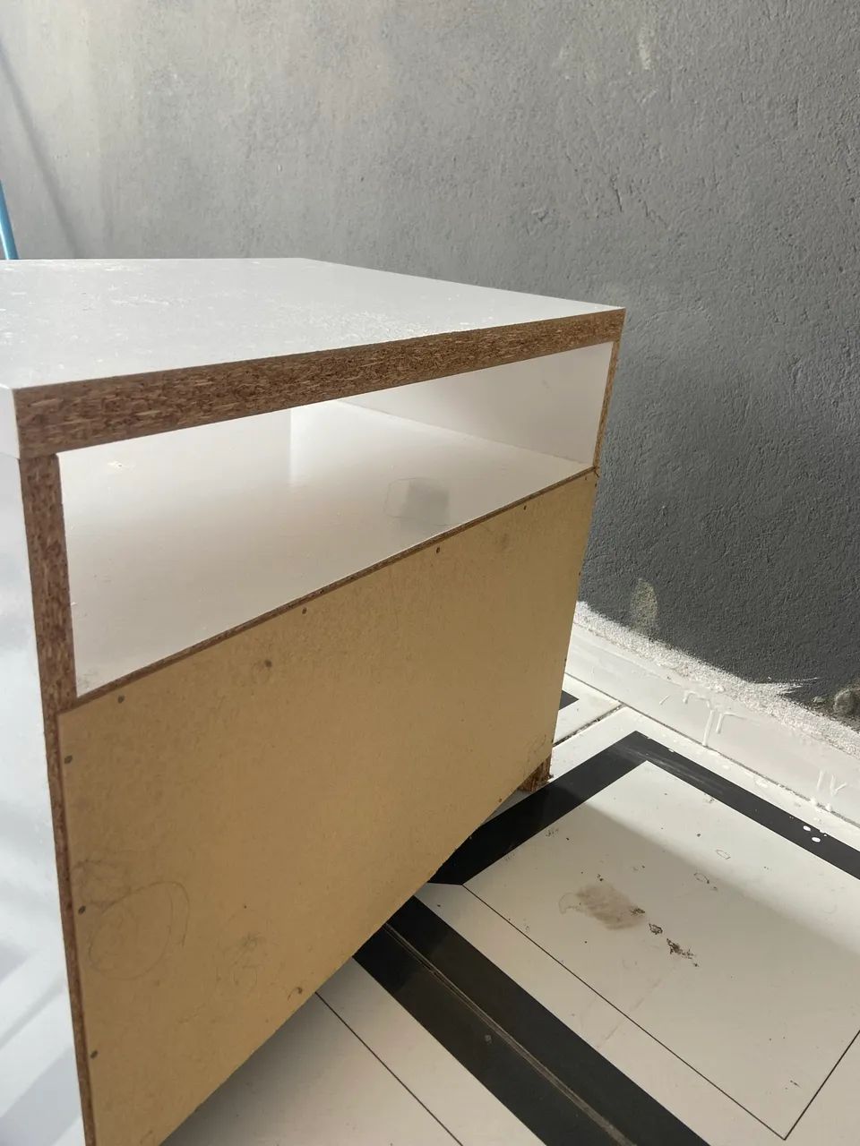 Mesa de cabeceira com duas gavetas - Foto 4