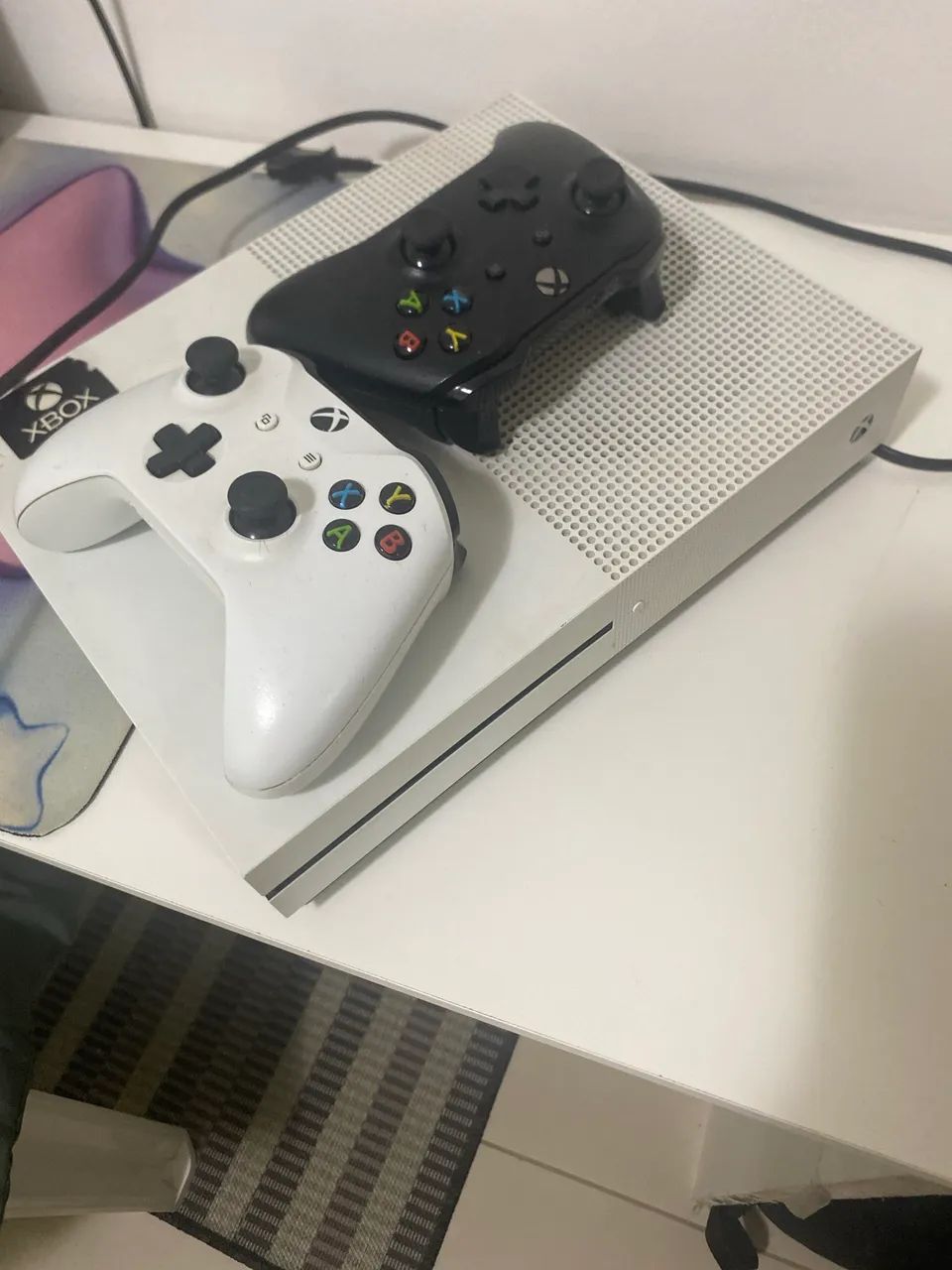 Xbox one s em perfeito estado com 2 controles 