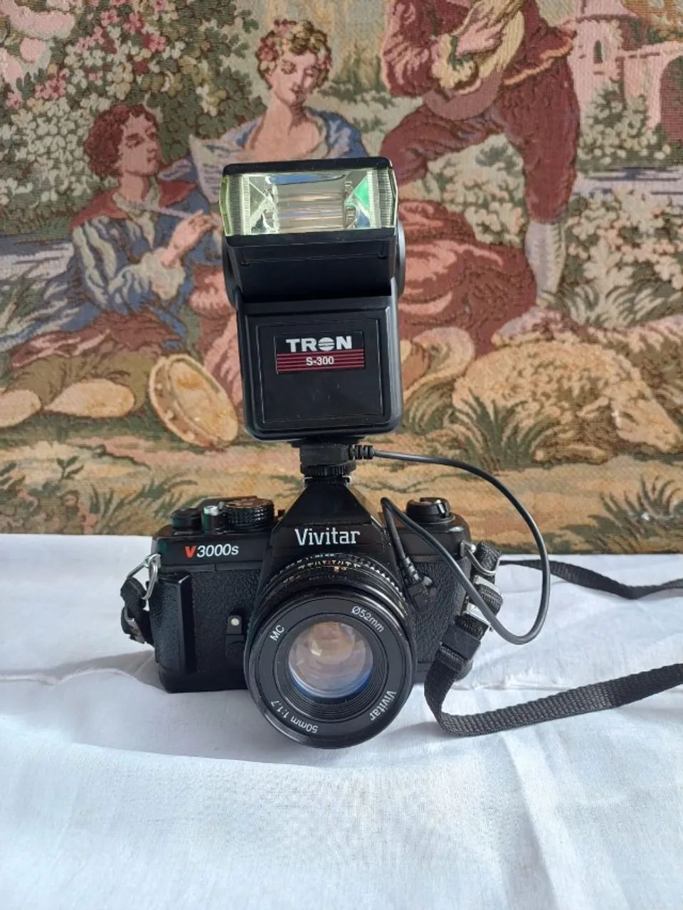 uma câmera reflex analógica Vivitar V3000s equipada com uma lente de 50mm. sem teste