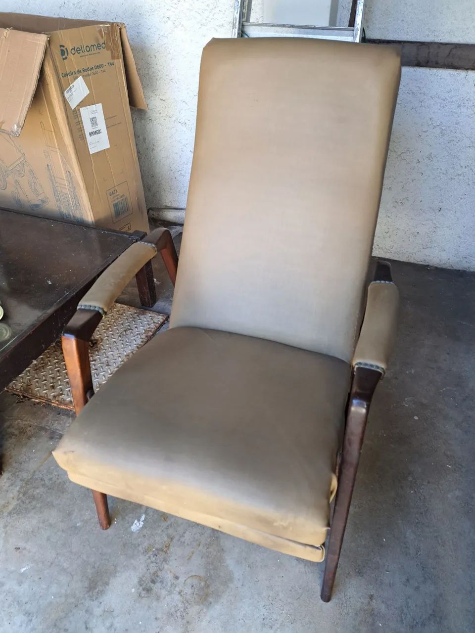Poltrona reclinável de madeira e acolchoada