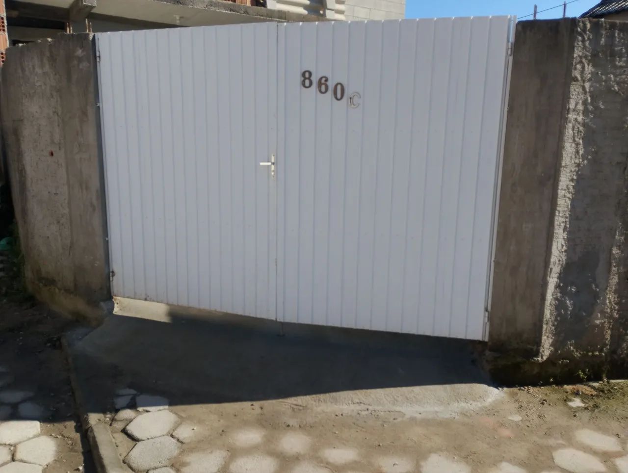 Alugo apartamento.