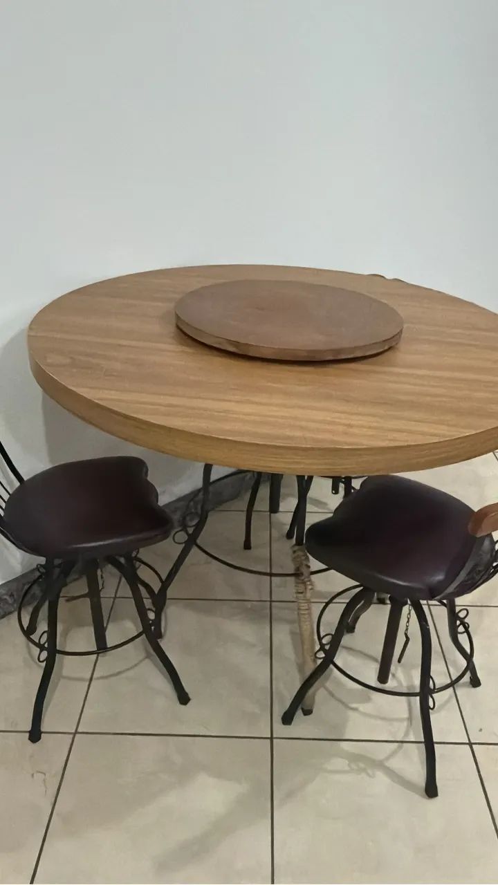 Mesa redonda com três banquetas 