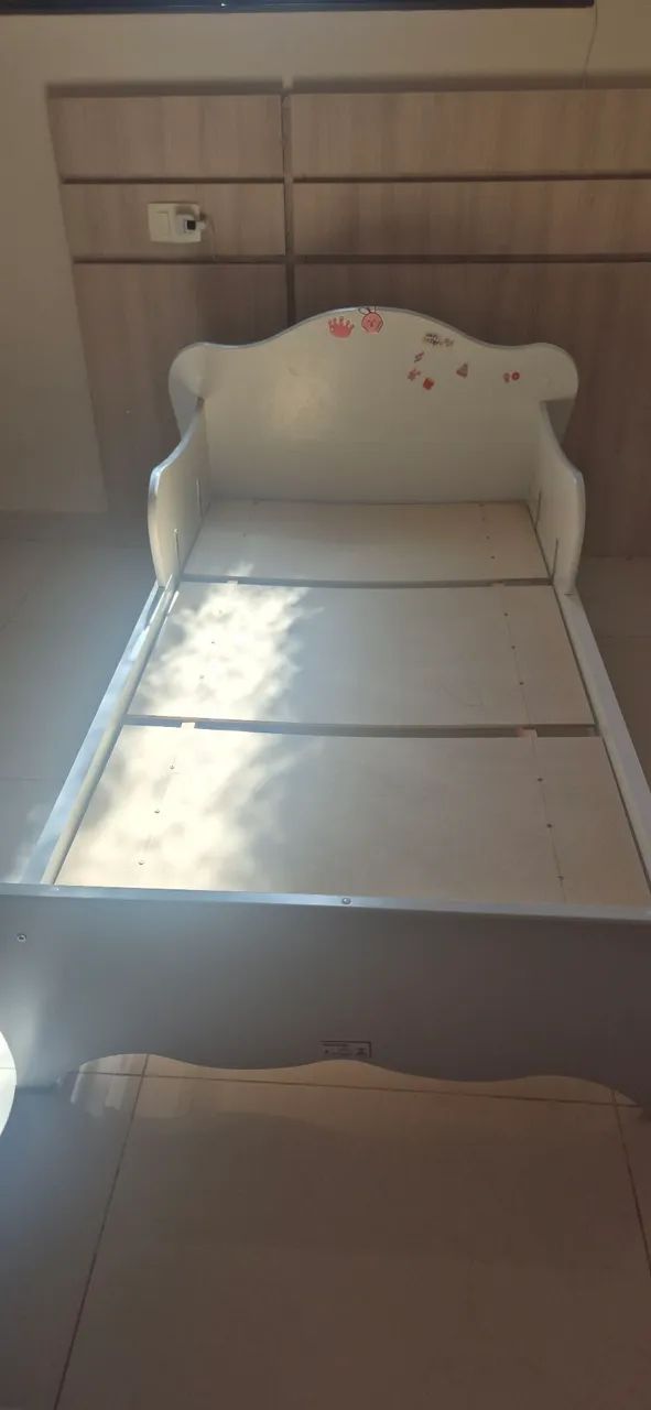 Berço 2 em 1: berço vira Mini cama com colchão 
