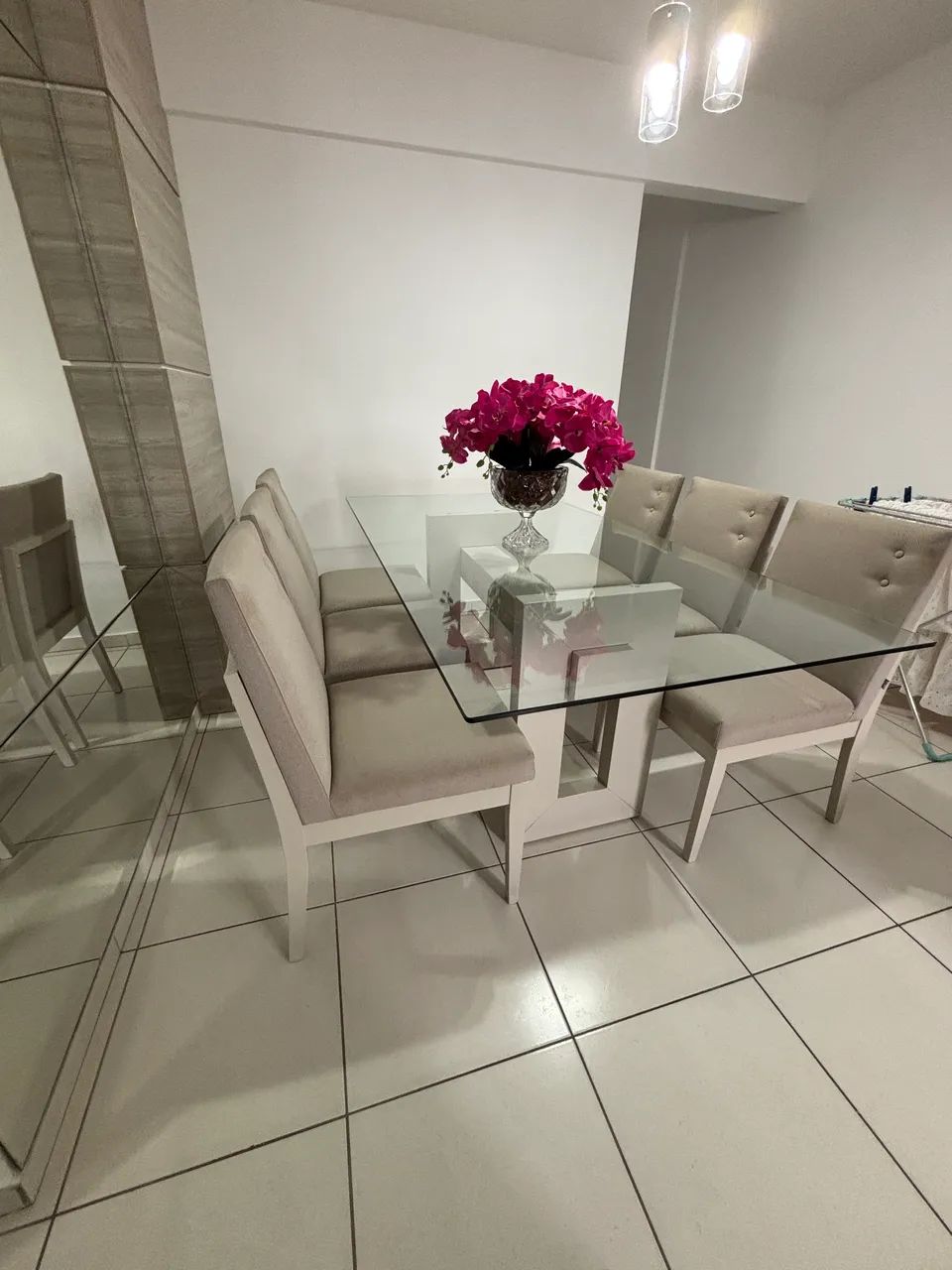 Mesa de madeira com tampo de vidro e seis cadeira - praticamente novos