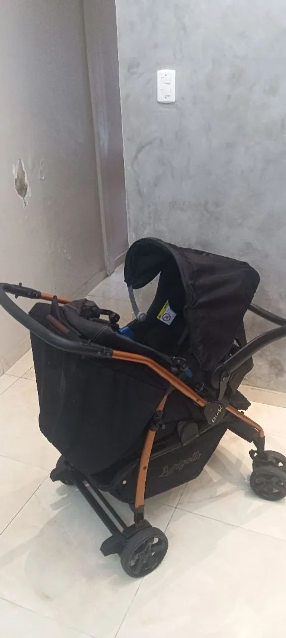 Carrinho de bebe e bebe conforto 