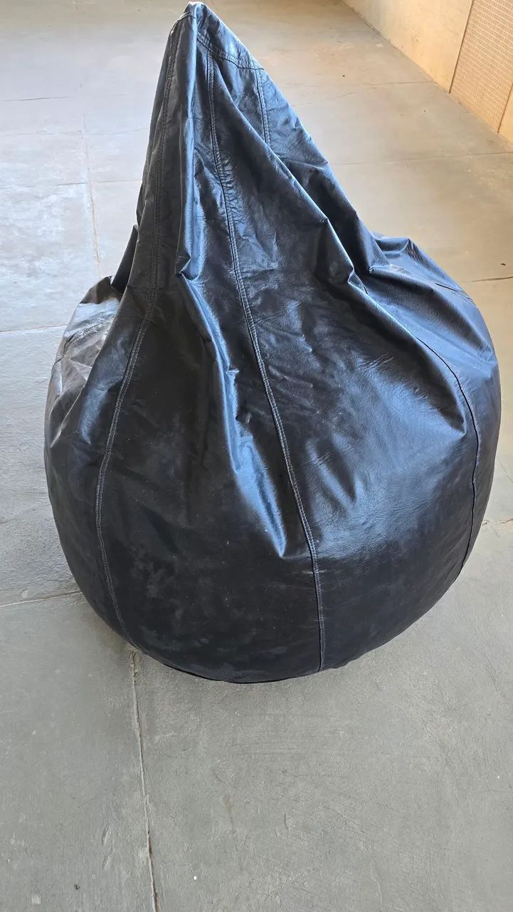 Puff grande de couro pouco usado 