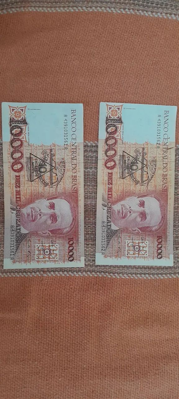 Duas cédulas de Dez Mil Cruzados 