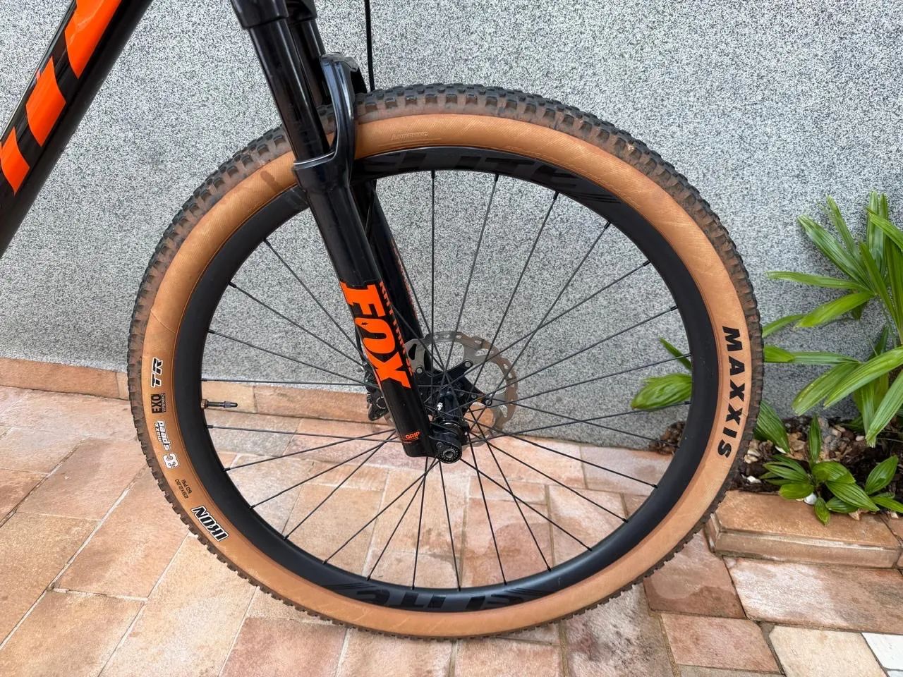 Scott Scale Carbon Fox SRAM 12v c/ Rodas Carbono - R$ 13.000