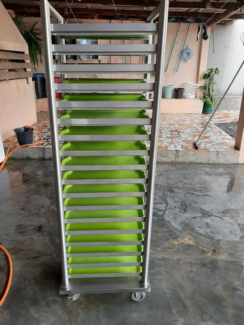 Vendo carinho de suporte para bandejas com 70 bandejas. - Foto 3