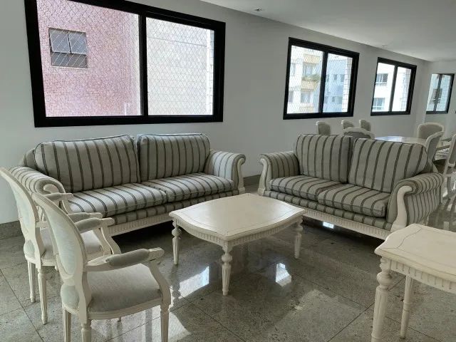 Sala completa: 2 sofás + 2 cadeiras + 2 mesas (centro e canto)