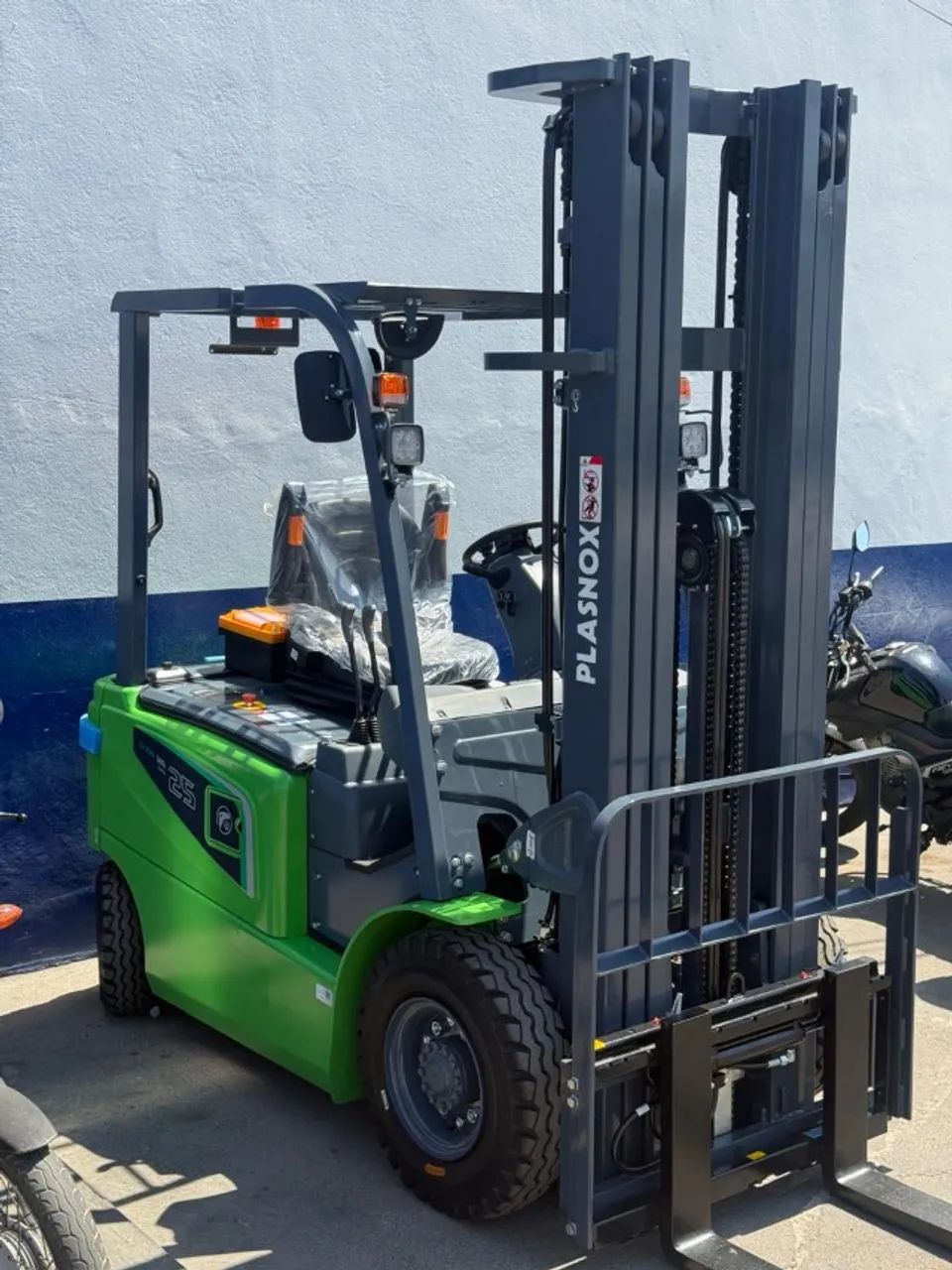 Empilhadeira Eletrica Nova - Marca Plasnox - 2.500kg - Torre 4.7mts