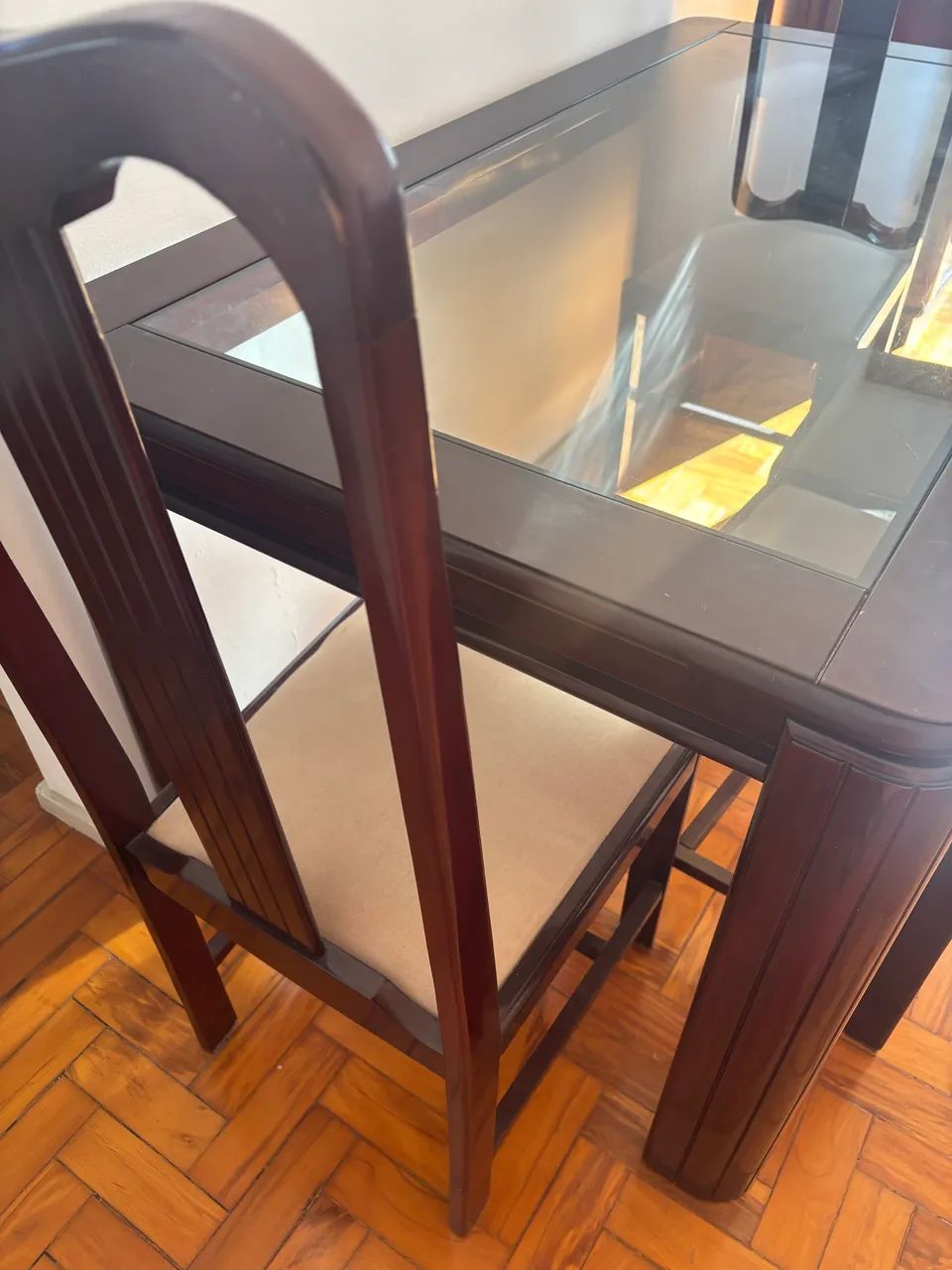 Mesa com tampo de vidro e cadeiras  - Foto 4