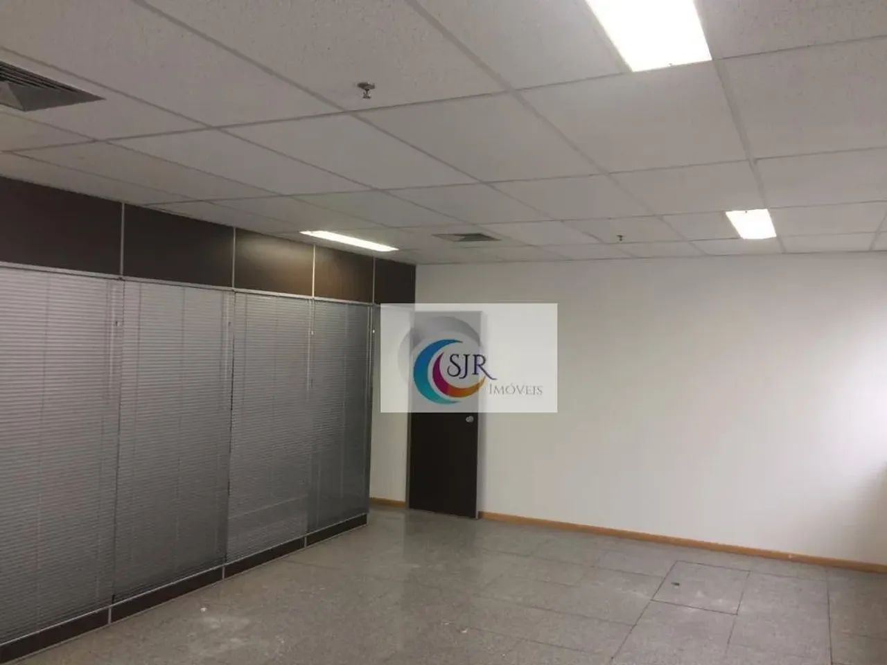 Conjunto comercial de 233 m² com 4 vagas
