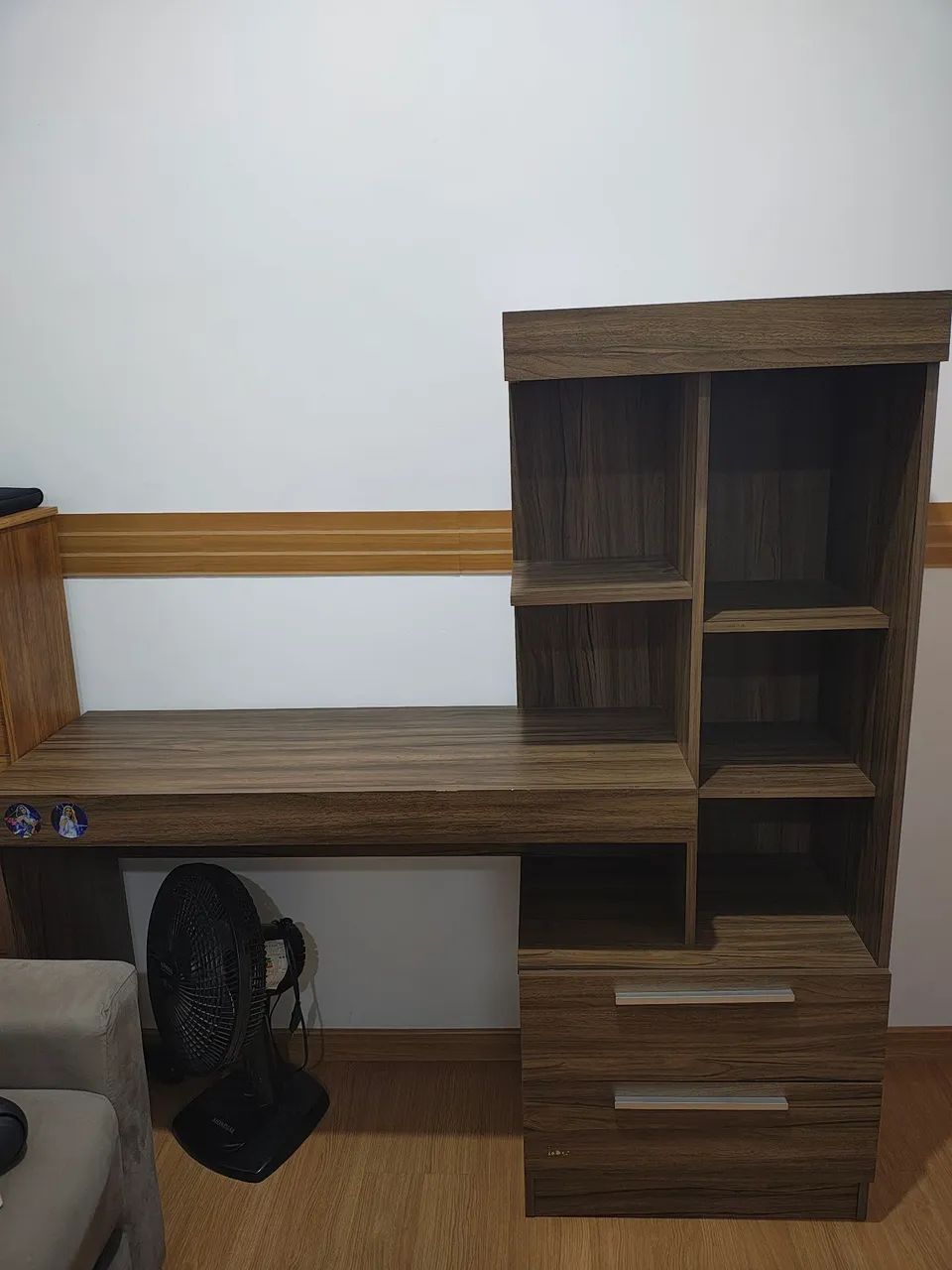 Escrivaninha com estante integrada