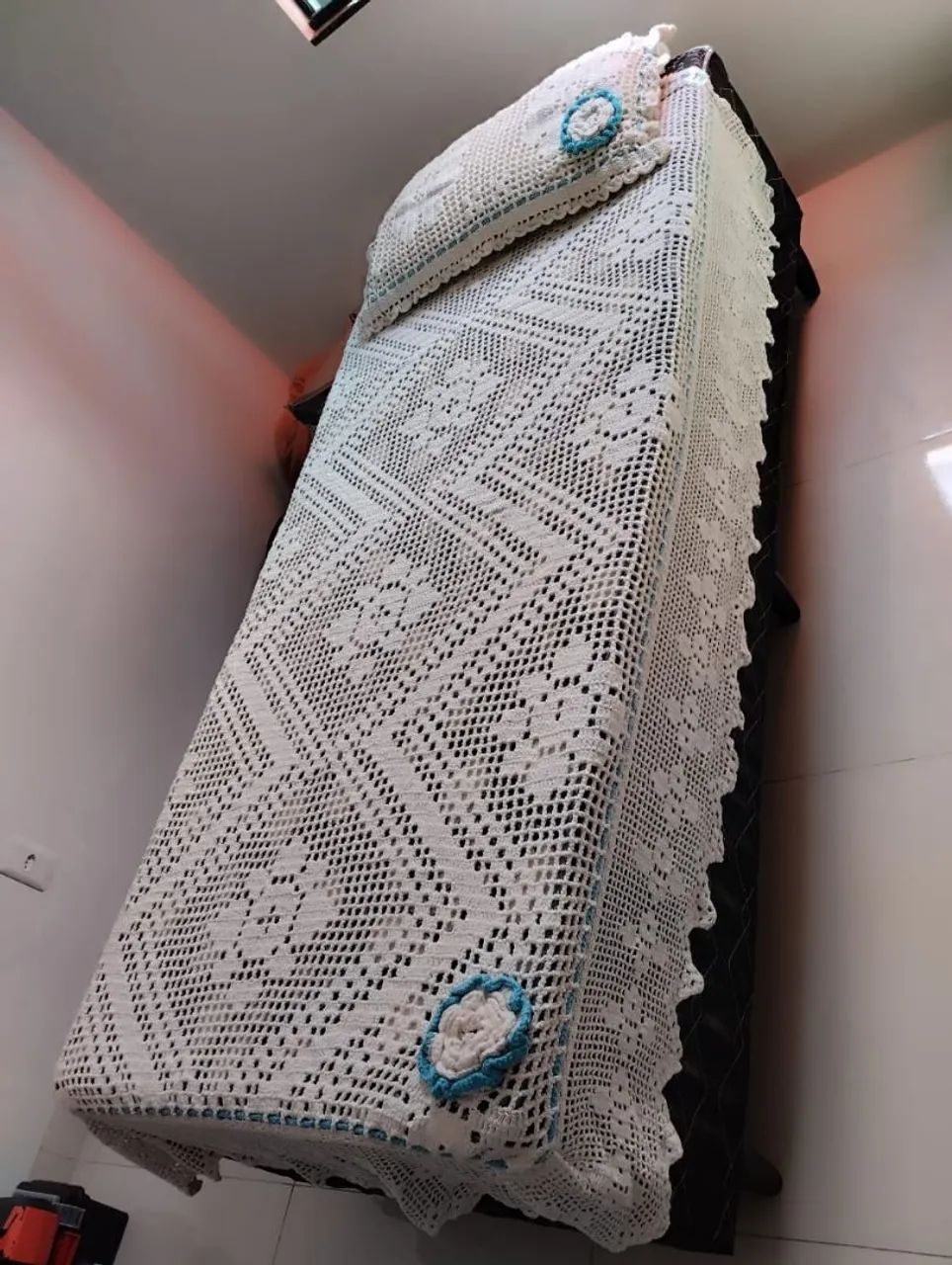 Vendo colcha de cama com fronha.