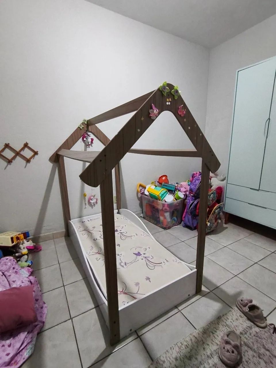 Vendo cama montessoriana com colchão.