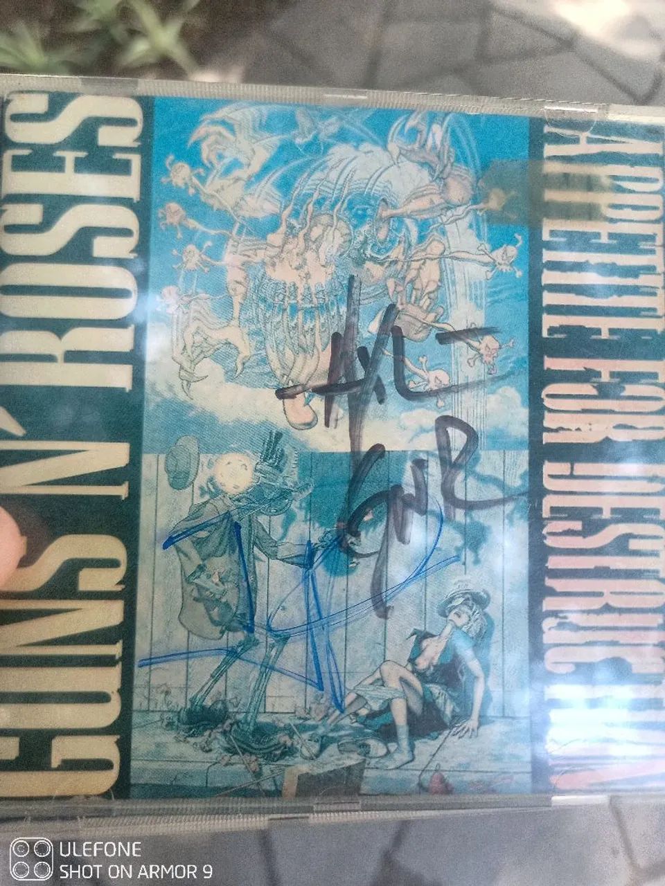 Vendo CD Guns N Roses , autografados pelo vocalista Axl Rose e