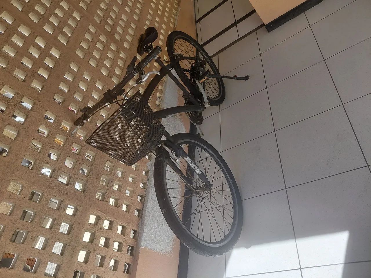 Vendo bicicleta aro 26 com marcha e cesto - Foto 3