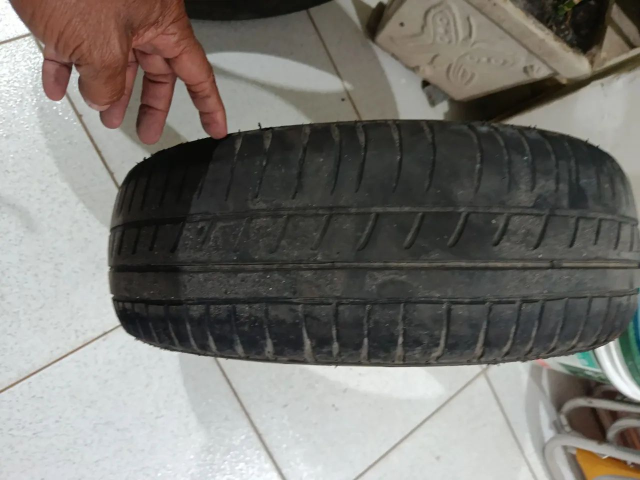 Vendo dois pneus usado 70/65/13  - Foto 3