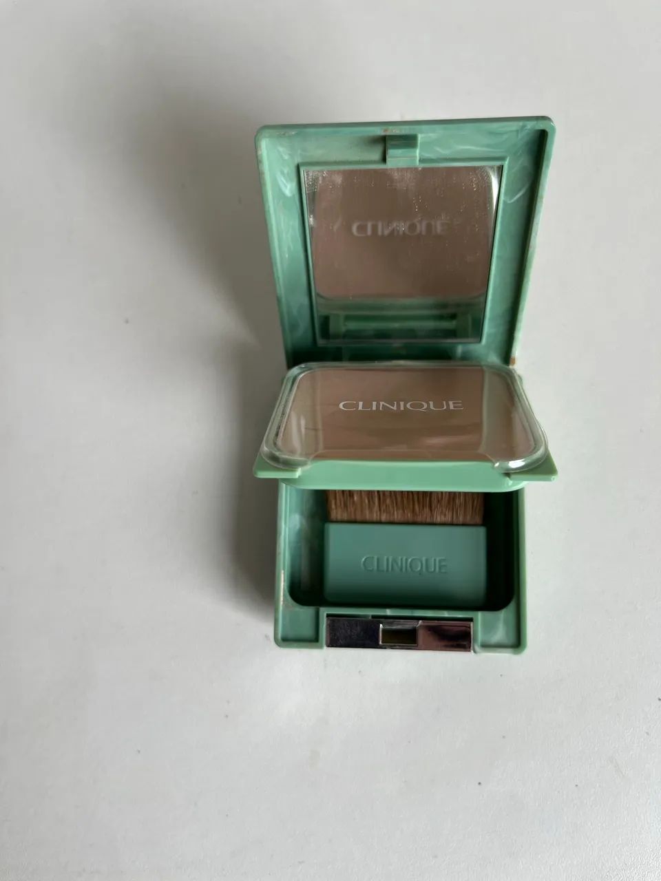 Pó compacto universal Clinique status mate sheer