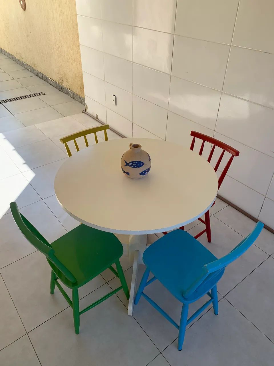 Linda mesa em madeira com quatro cadeiras 