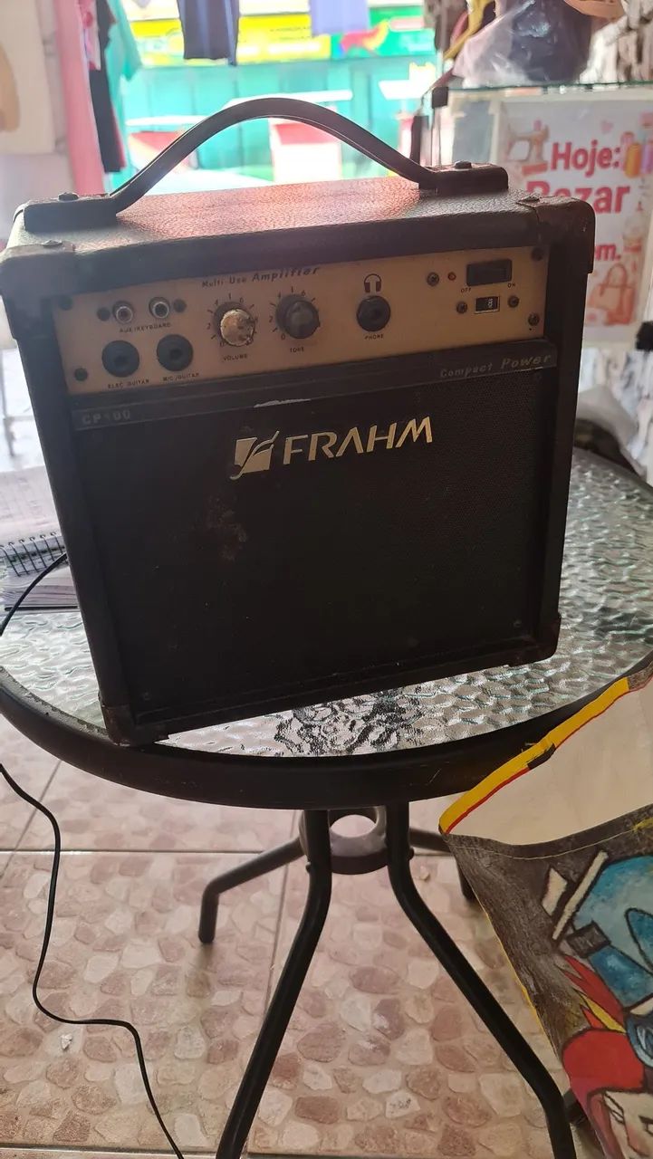 Caixa amplificada com microfone