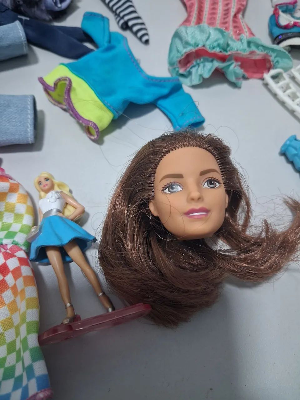 Lote Roupas e Acessórios boneca Barbie - Foto 3