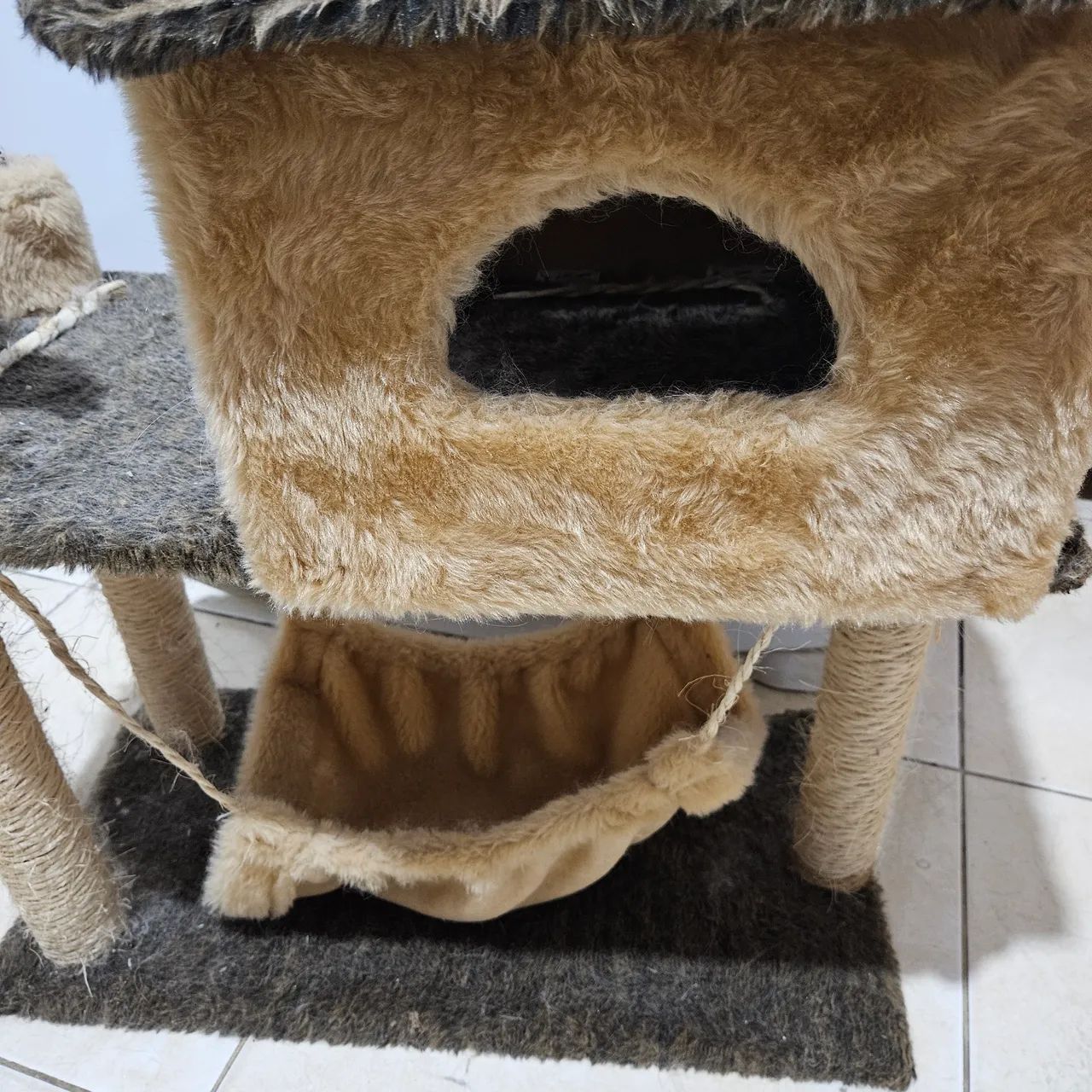 Casa com rede arranhador para Gatos - Playground.