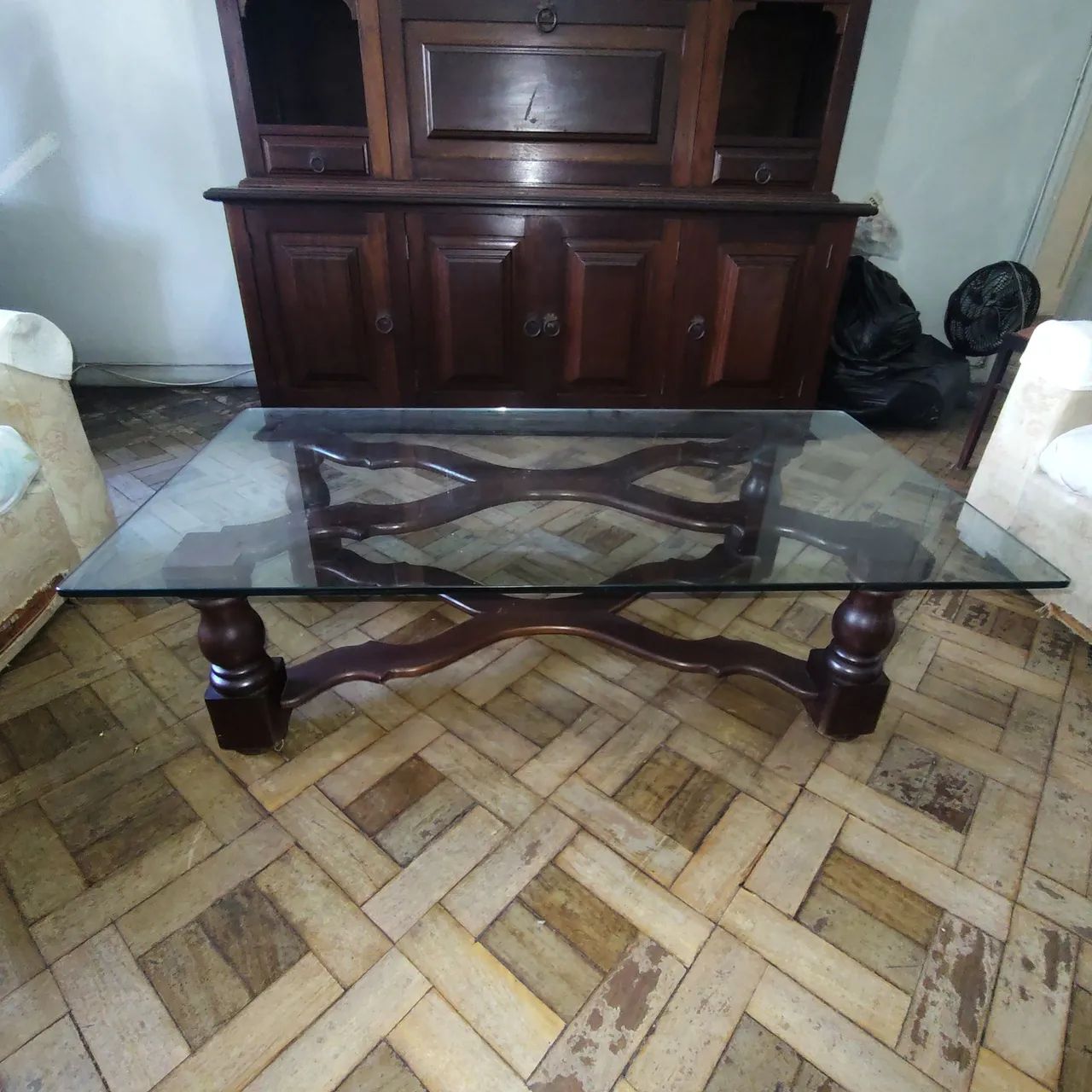 MESA DE CENTRO EM MADEIRA MACIÇA E VIDRO TEMPERADO.  - Foto 3
