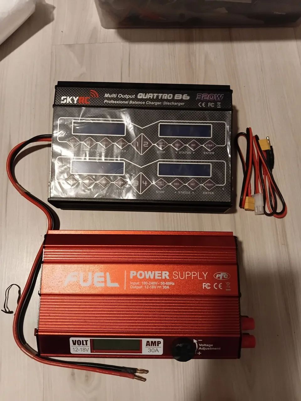 Fonte fuel e carregador skyrc 