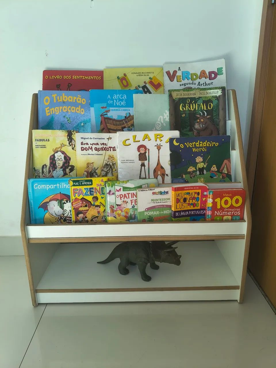 Estante de livros infantil em MDF