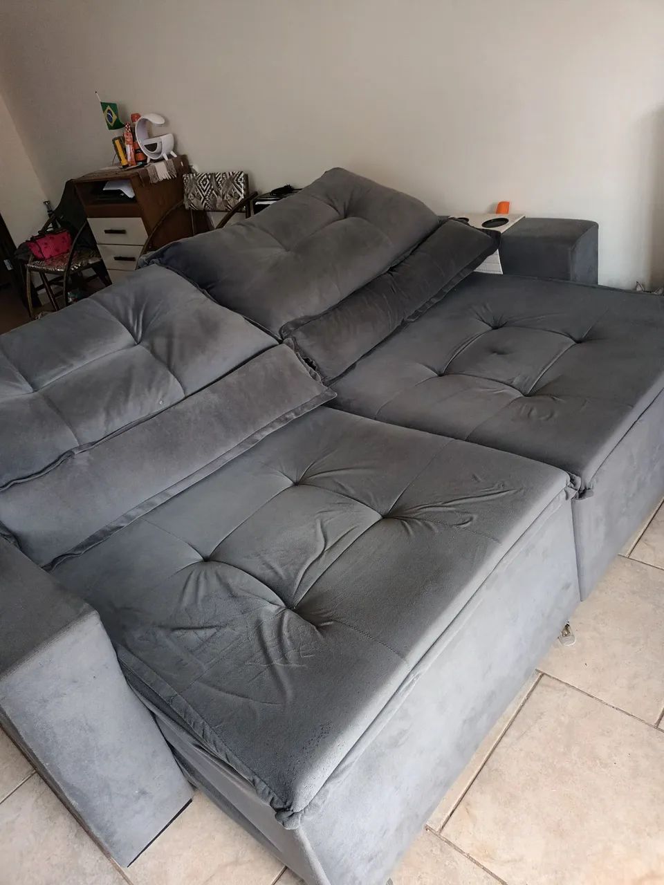 Vendo sofá/ cama retrátil 4 lugares. Cor cinza em perfeito estado  - Foto 4