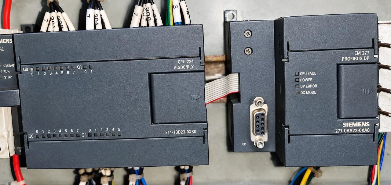 CLP Siemens SIMATIC S7-200, CPU 224, com módulo de comunicação EM 277 PROFIBUS DP.