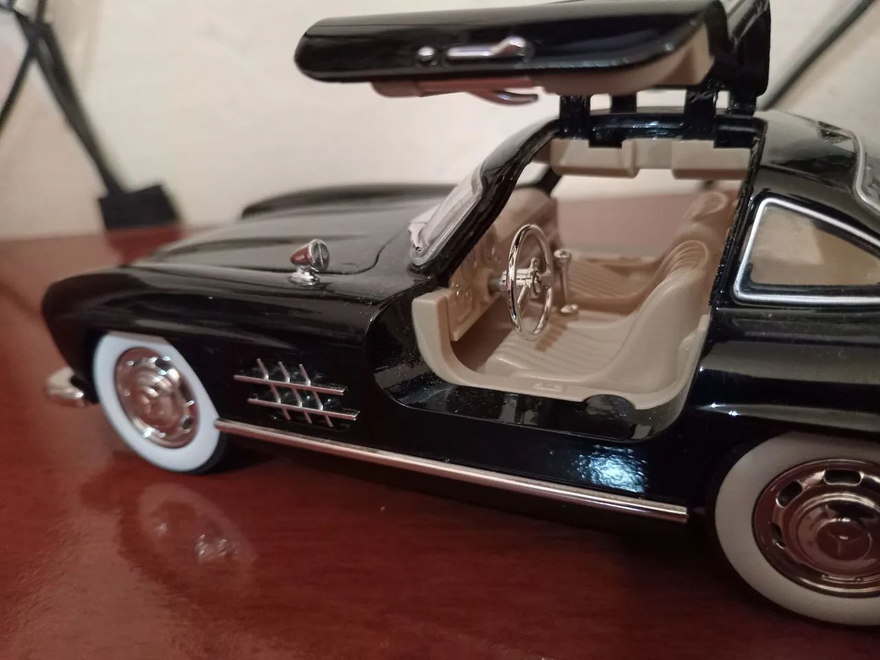 Miniatura mercedes sl 300 - peça de coleção - Foto 3