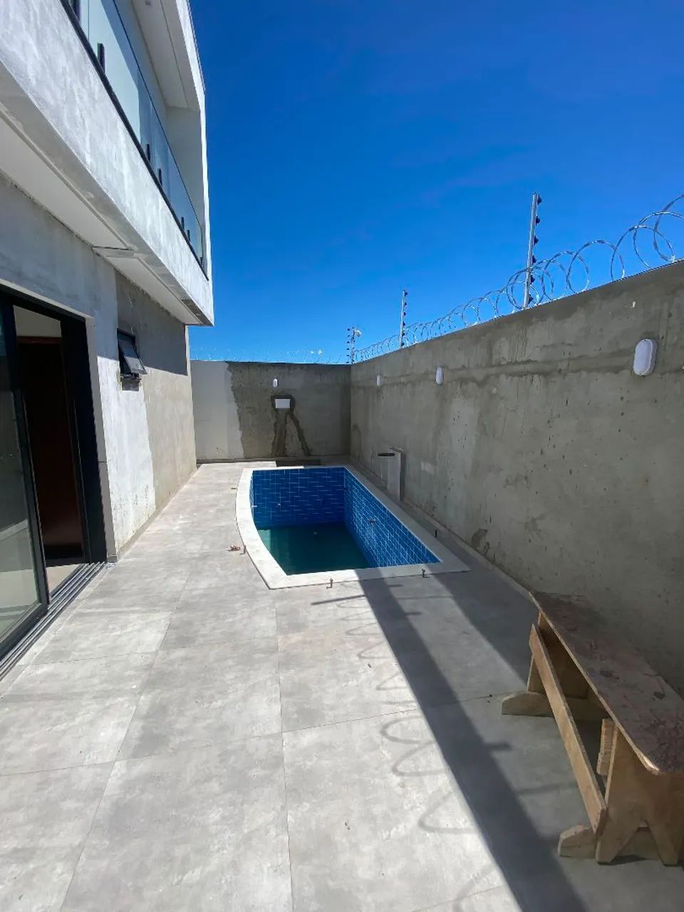 Aluga-se casa em condomínio fechado<br>