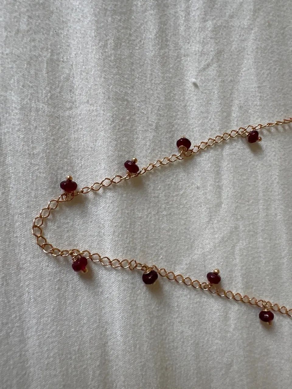 Colar dourado com pedrinhas cor granada  - Foto 4