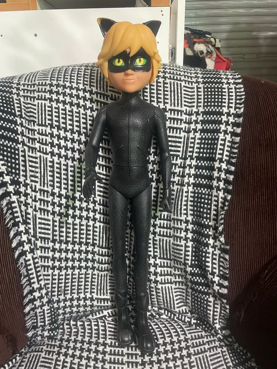 Ben 10 gigante e boneco do Cat Noir