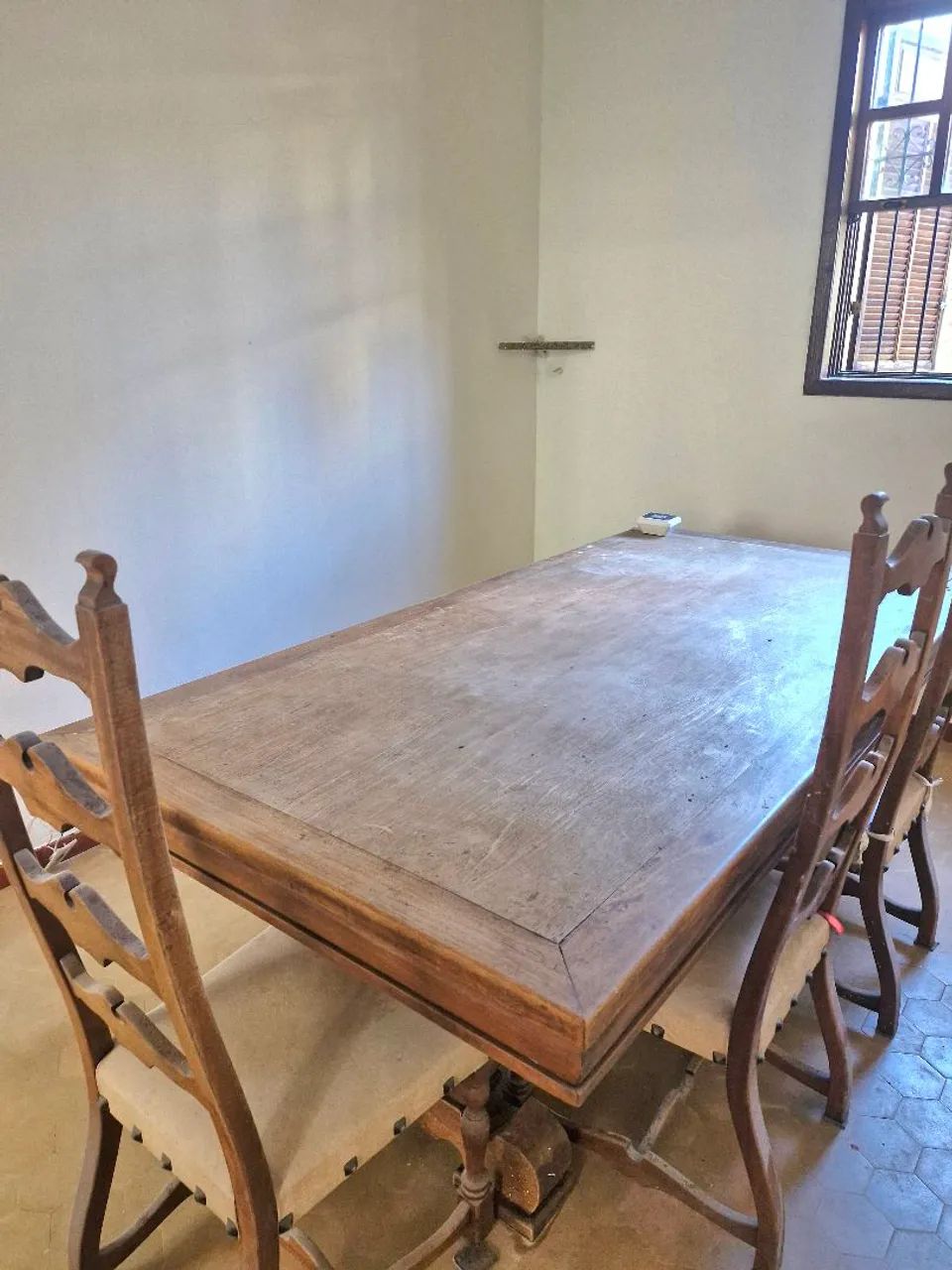 Mesa de madeira maciça 