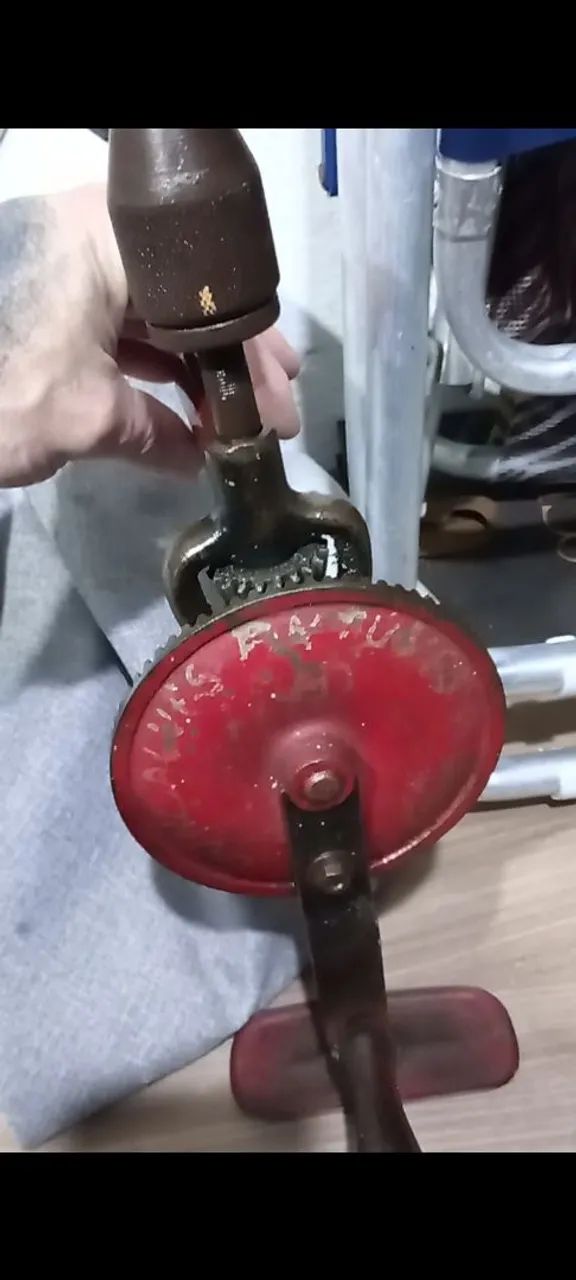 Furadeira manual antiguidade 
