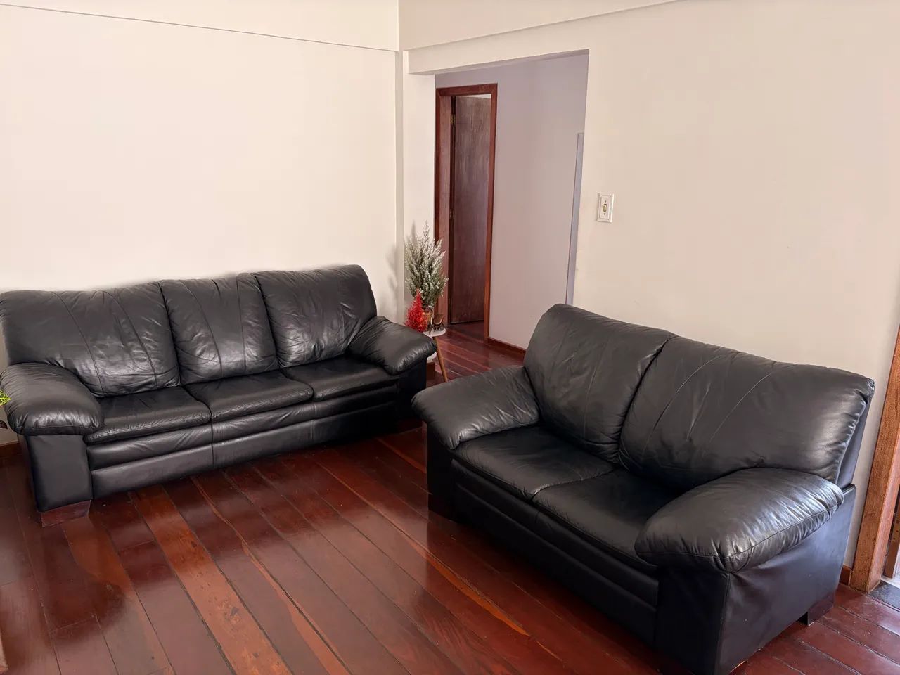 Sofá de Couro Legítimo - Excelente Estado (não é courino) - Foto 3