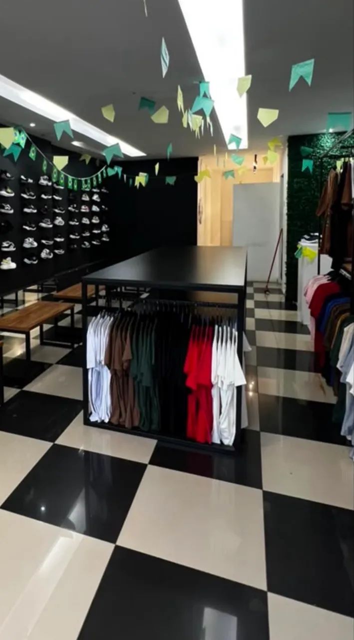 Expositor Central para Loja de Roupas com Cabideiro - Foto 2