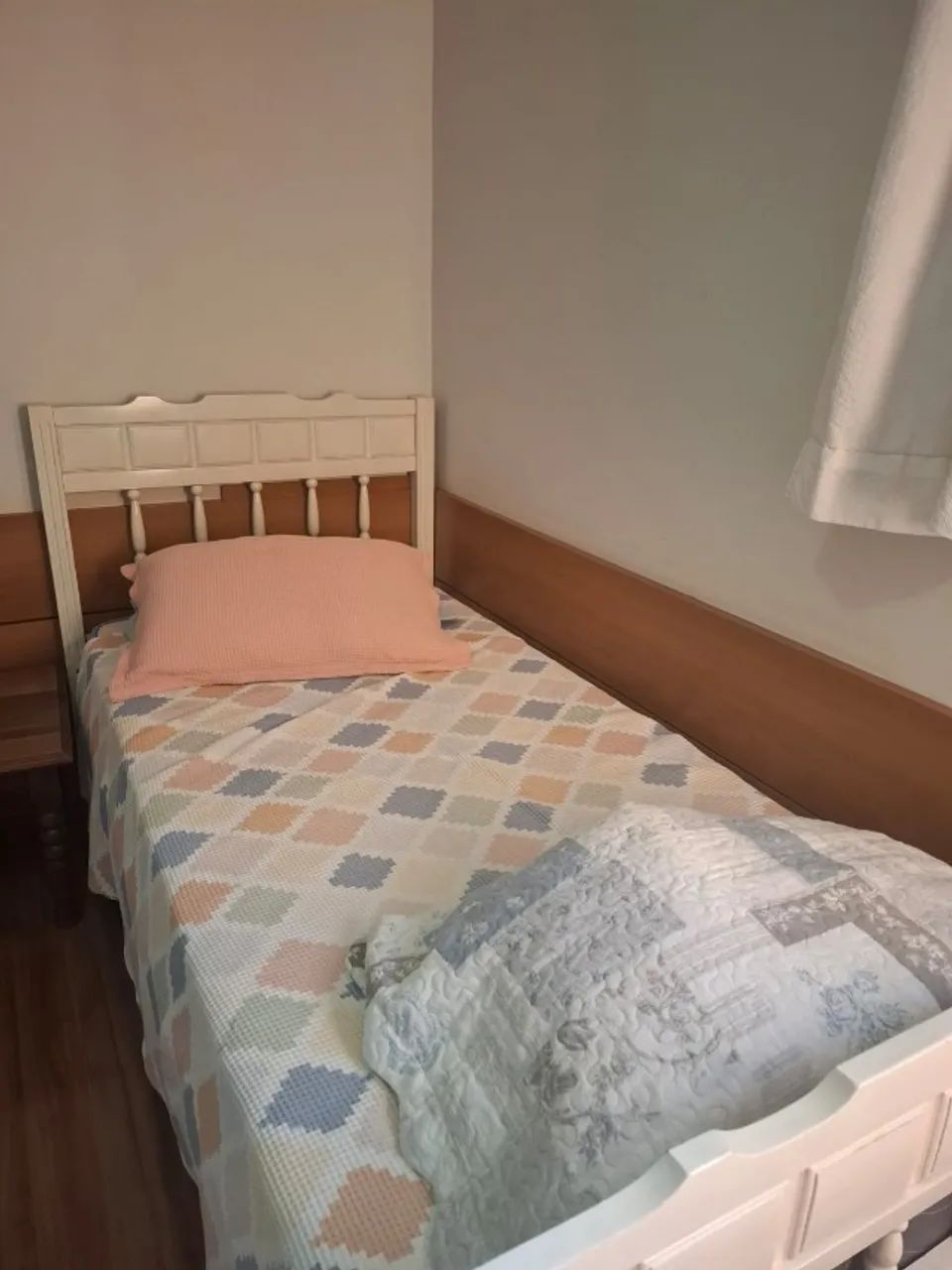 Camas de Solteiro com Colchão e Mesa de Cabeceira - Foto 4