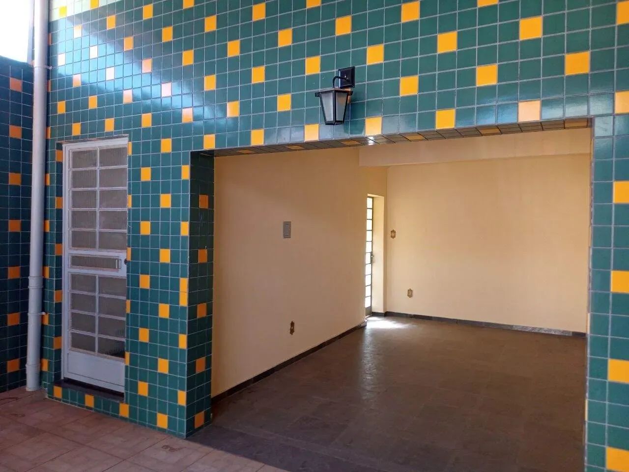 EXCELENTE CASA COM VAGA DE GARAGEM